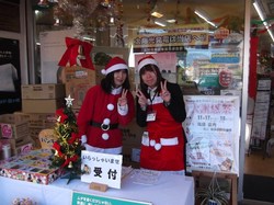 女性スタッフはクリスマス衣装で！